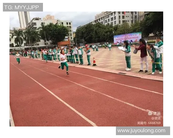 巨幅足球球星客厅壁画彰显运动激情与现代家居艺术氛围